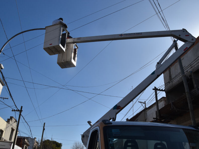 Berisso: Instalan luminarias LED en la zona centro de la ciudad