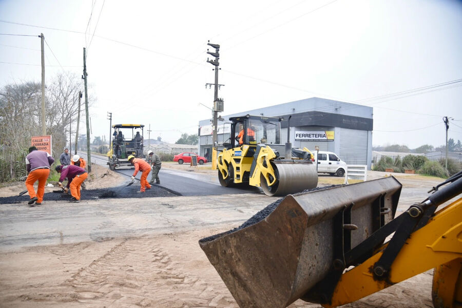 La Plata: Continúan las obras de asfalto y trabajos hidráulicos en el barrio Los Porteños