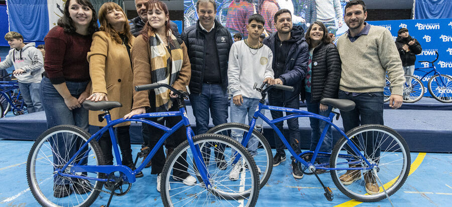 Almirante Brown: Entregan 2150 bicicletas a estudiantes de escuelas secundarias y técnicas del distrito