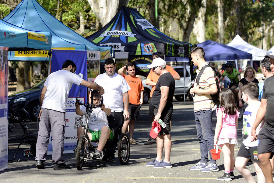 La Plata: Con gran concurrencia, vehículos ecológicos y test drive, se desarrolló la Feria de Movilidad Eléctrica