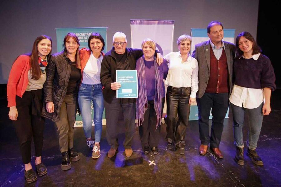Quilmes: Mayra Mendoza entregó 200 escrituras a familias de la ciudad