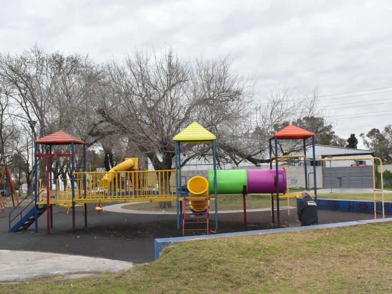 Berisso: Se colocaron nuevos juegos infantiles en la Plaza Mosconi