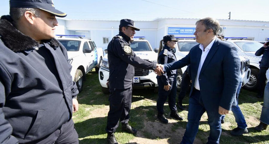 Almirante Brown: Presentaron 40 móviles policiales 0 kilómetro para tareas de prevención