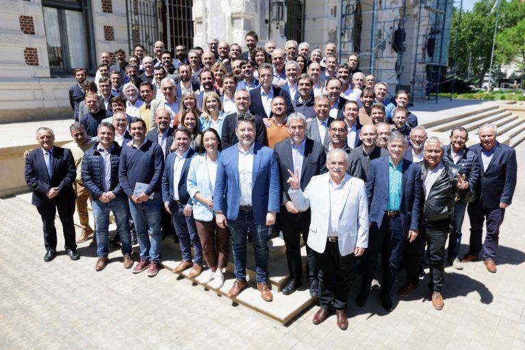 Massa se reunió con Kicillof e intendentes y pidió ir por el voto radical
