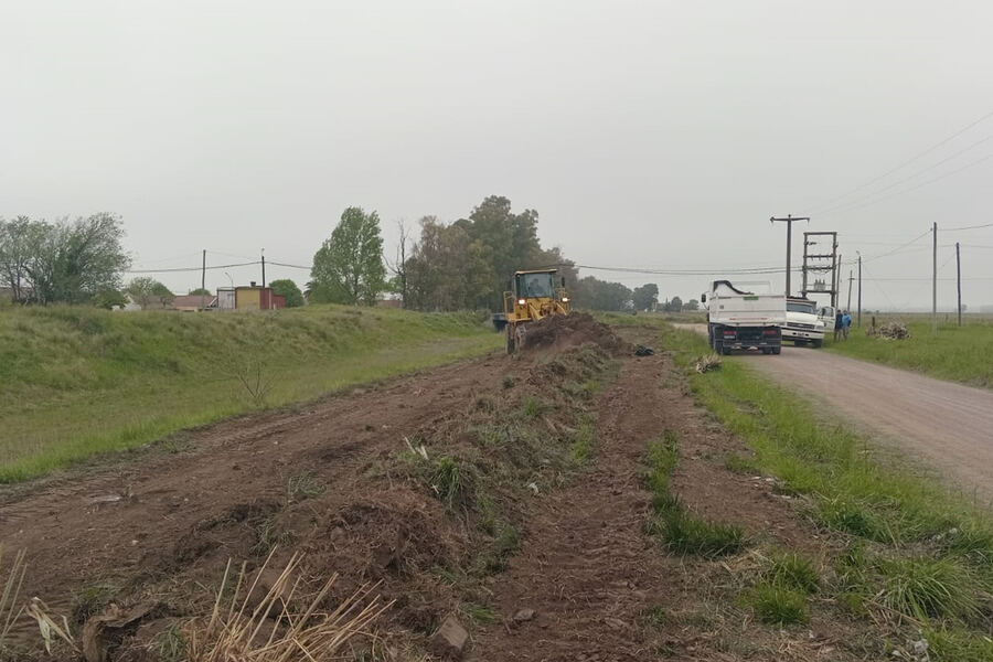 Olavarría: Realizaron tareas de limpieza de canales, basurales, bacheo y mantenimiento de calles en el distrito