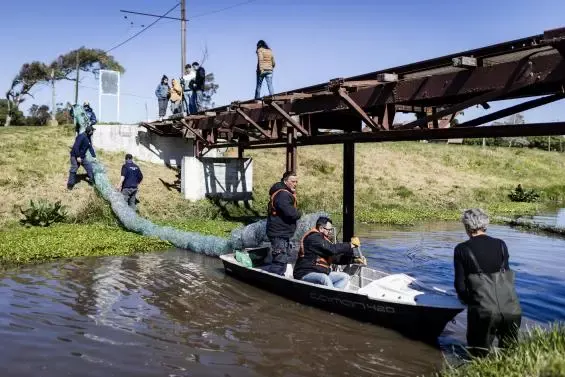 Mar del Plata: El Municipio instaló una nueva biobarda para el lago de Parque Camet