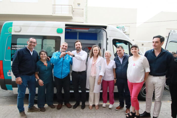 Azul: Kreplak entregó dos ambulancias y un ecógrafo