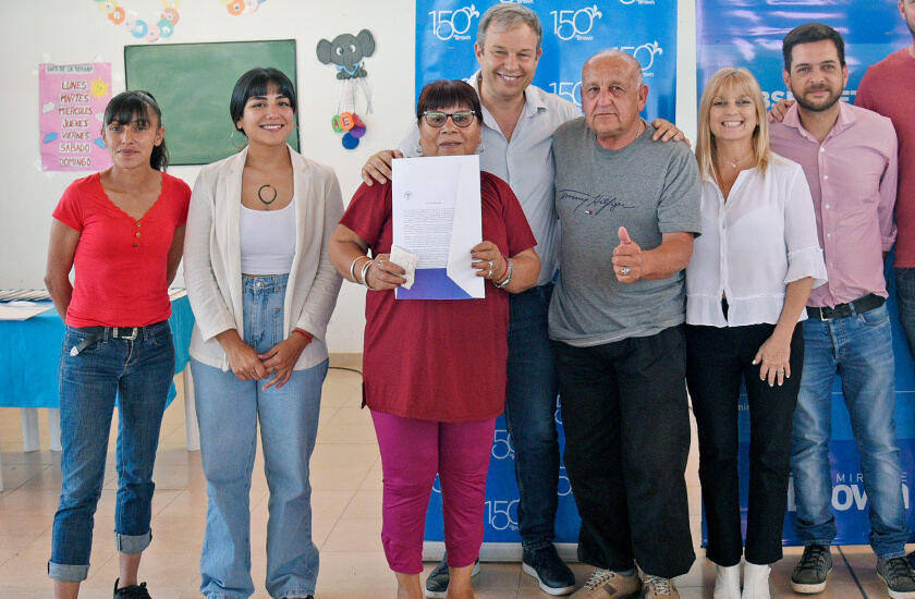 Almirante Brown: Entregaron adjudicaciones de viviendas a familias relocalizadas en Barrio Lindo