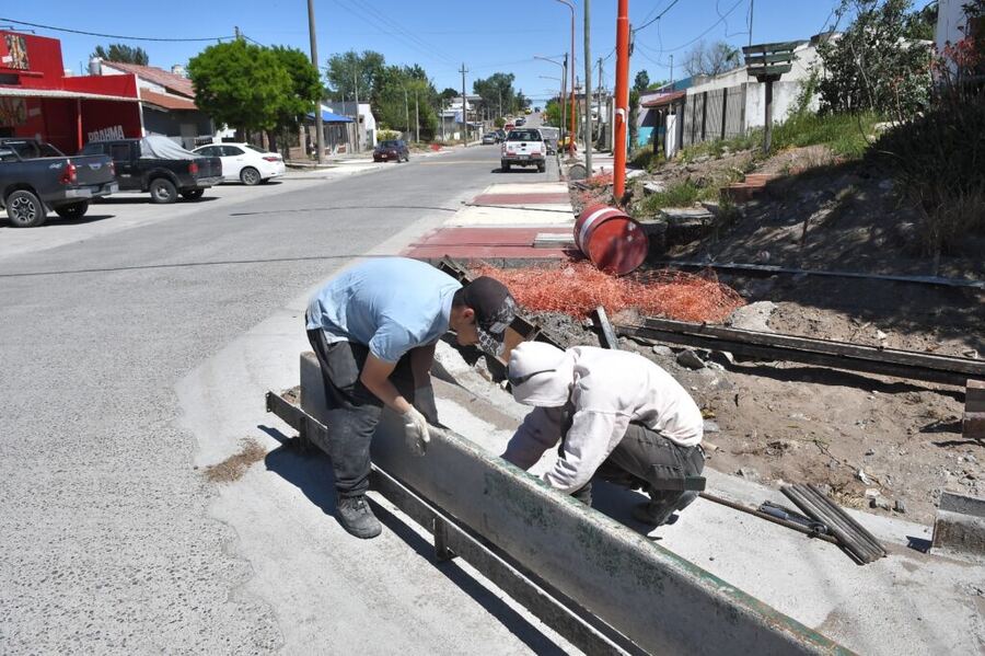 Monte Hermoso: Avanza la construcción de sendas peatonales sobre Avenida San Martín