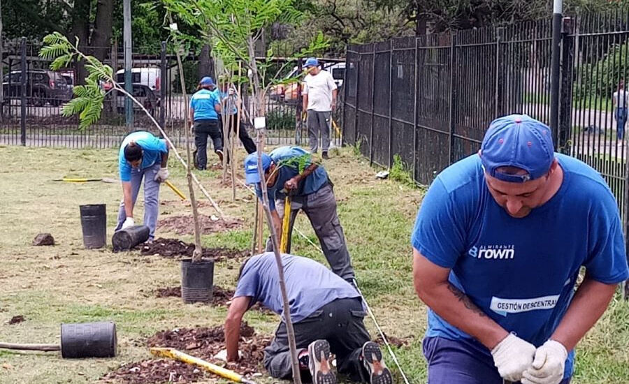 Almirante Brown: Realizaron trabajos de forestación en el Hospital Oñativia