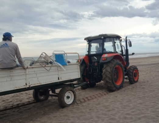 Villa Gesell: Con nueva maquinaria, continúan las tareas de limpieza de playas