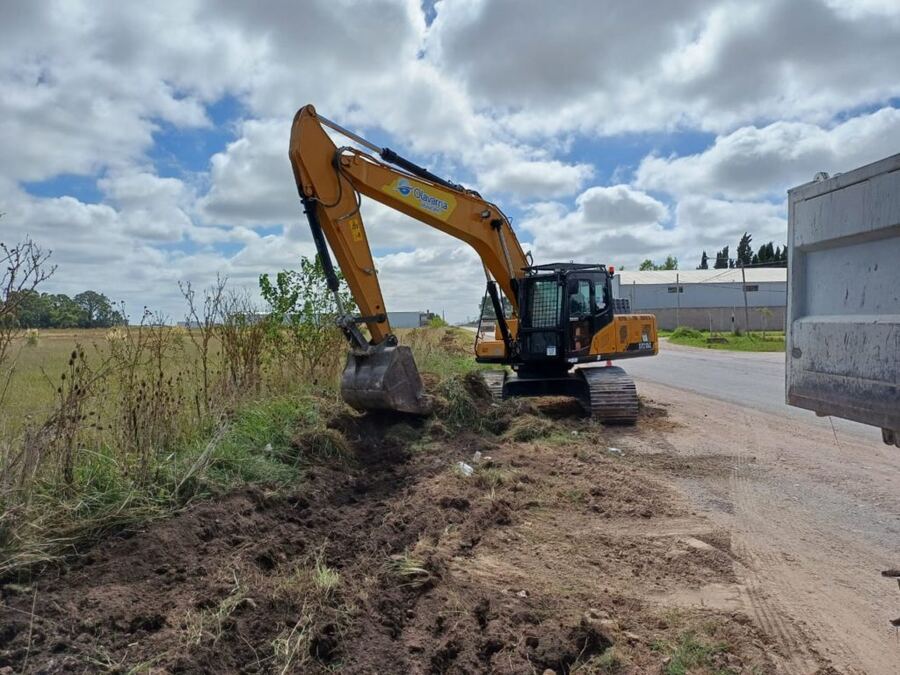 Olavarría: Realizan tareas de limpieza de canales de la avenida Pellegrini