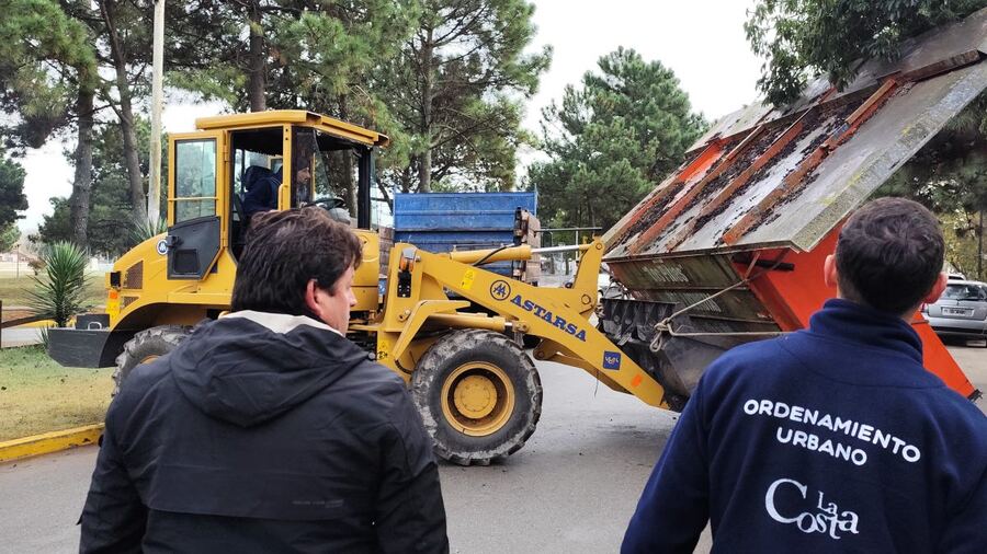 La Costa: Avanza la remoción de kioscos de diarios y revistas en desuso
