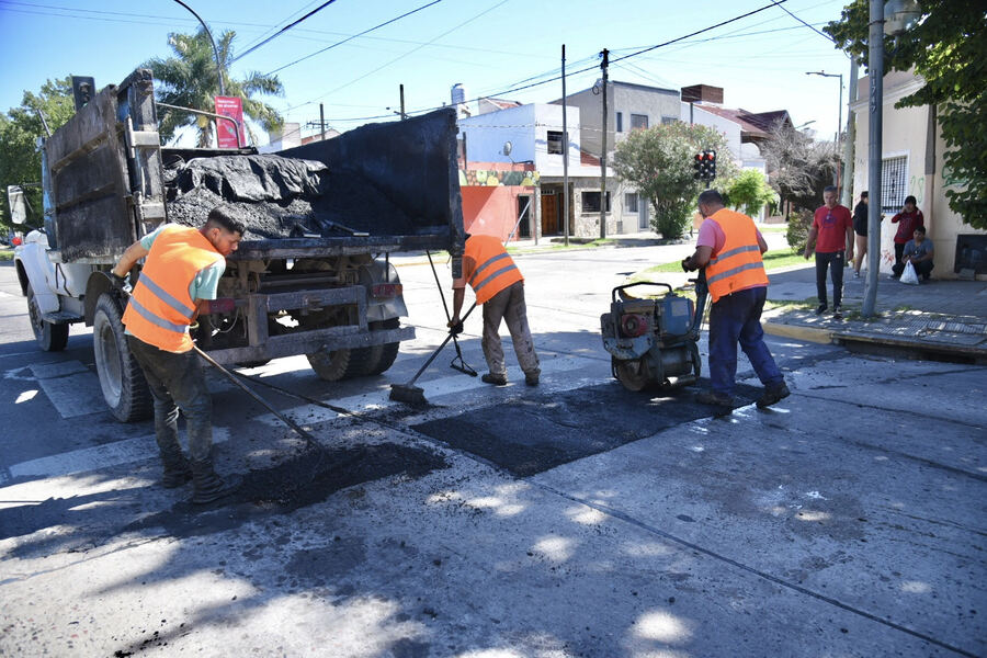 La Plata: Continúa el plan de bacheo en distintos barrios de la ciudad
