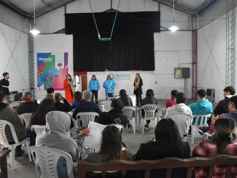 Berisso: Realizaron una charla informativa sobre reciclaje en el Albergue Universitario