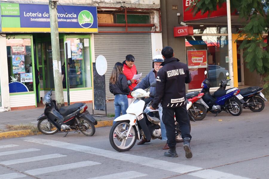 Bragado: La Comuna realiza tareas de concientización vial en el centro de la ciudad