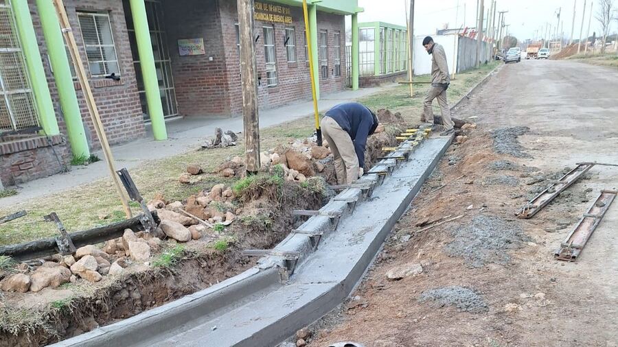 Necochea: Continúan los trabajos de cordón cuneta en la ciudad
