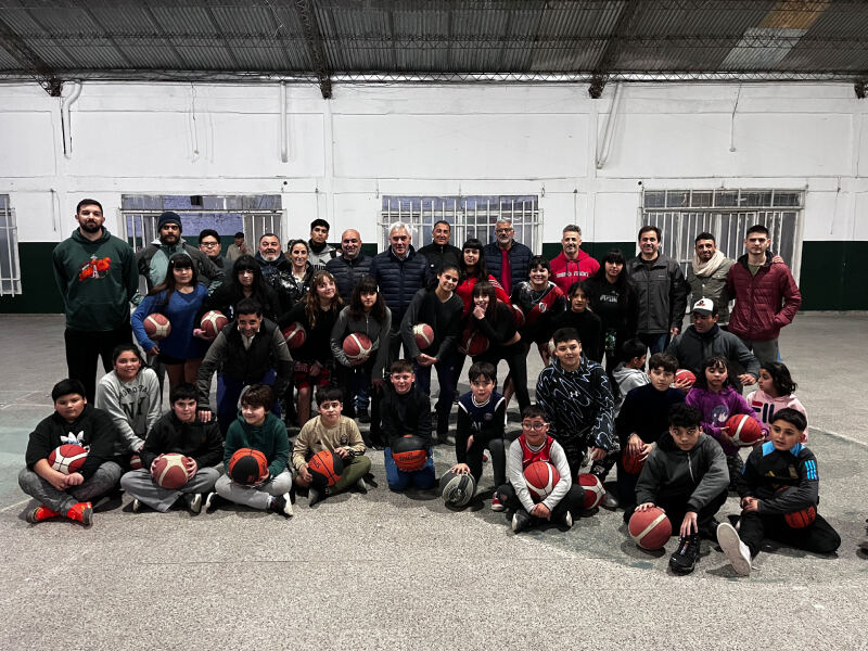 Berisso: Se entregó equipamiento de Básquet al Club El Carmen