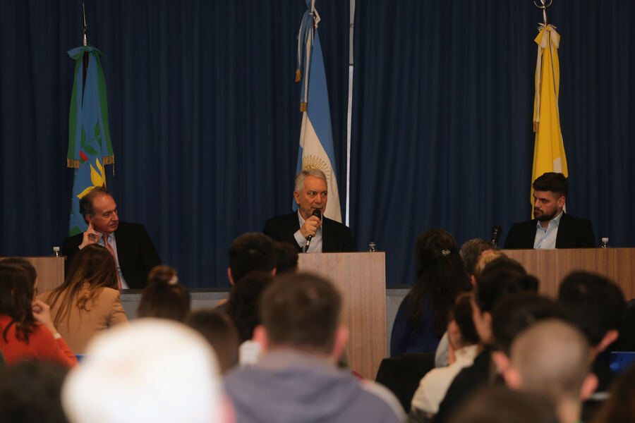 La Plata: Alak participó de una conferencia sobre política argentina y mundial