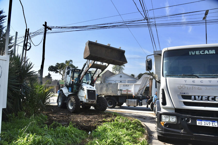La Plata: Realizan un operativo de limpieza y mantenimiento en San Carlos, Olmos y Etcheverry