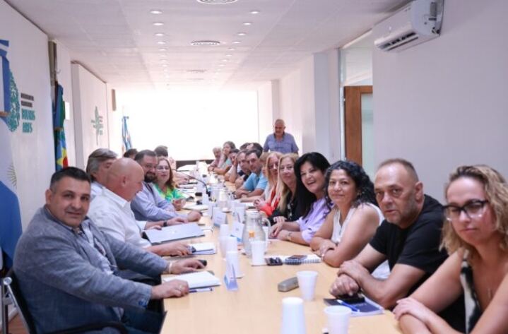 El Gobierno bonaerense convocó a estatales y docentes a discutir paritarias