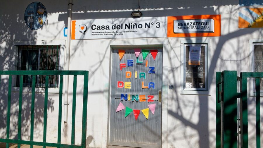 Berazategui: Donan zapatillas para chicos y chicas de La Casa del Niño Nº 3 de Villa Mitre