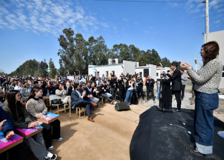 Lobería: Kicillof entregó viviendas a familias locales