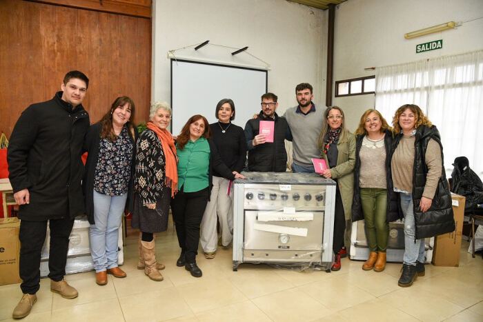 La Provincia entregó equipamiento para comedores escolares en Puan y Saavedra