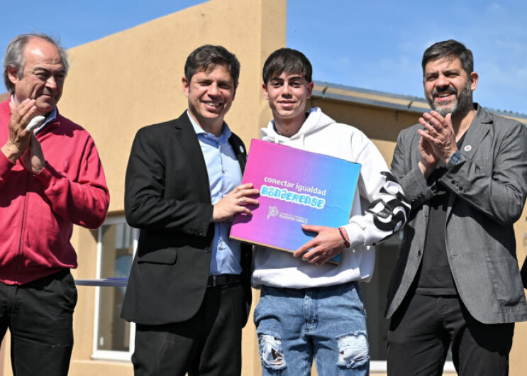 Tapalqué: Kicillof y Bianco entregaron computadoras de Conectar Igualdad Bonaerense