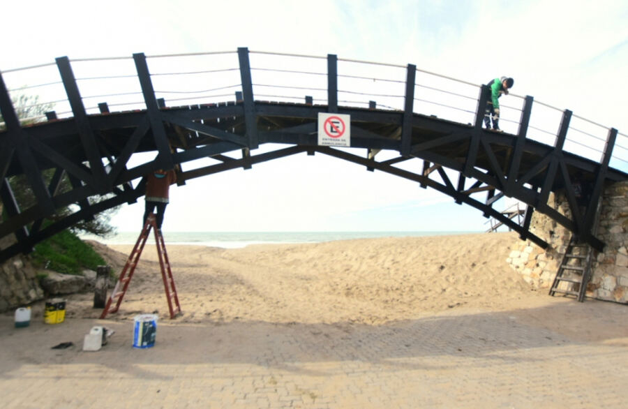 Villa Gesell: Avanzan los trabajos de mantenimiento en la zona de playa