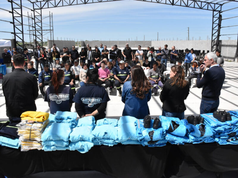Berisso: Entregaron indumentaria y herramientas a la cooperativa de Recuperadores Urbanos