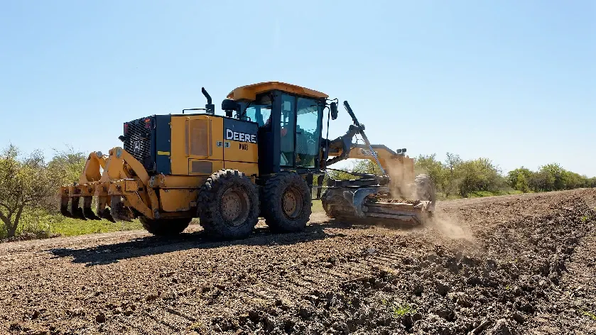 Berazategui: Avanza la limpieza del canal pluvial Padre Mugica