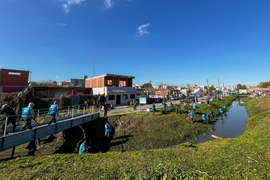 La Plata: Se realizó un megaoperativo de saneamiento en el Arroyo Regimiento