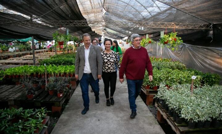Almirante Brown: Entregaron plantas frutales a productores e instituciones locales