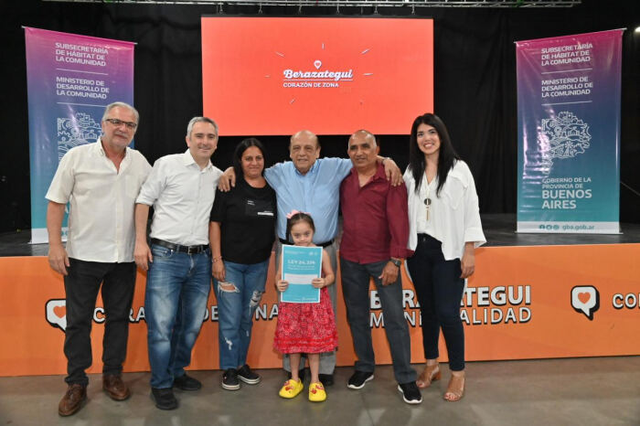 Berazategui: Larroque y Mussi entregaron escrituras para más de 200 familias