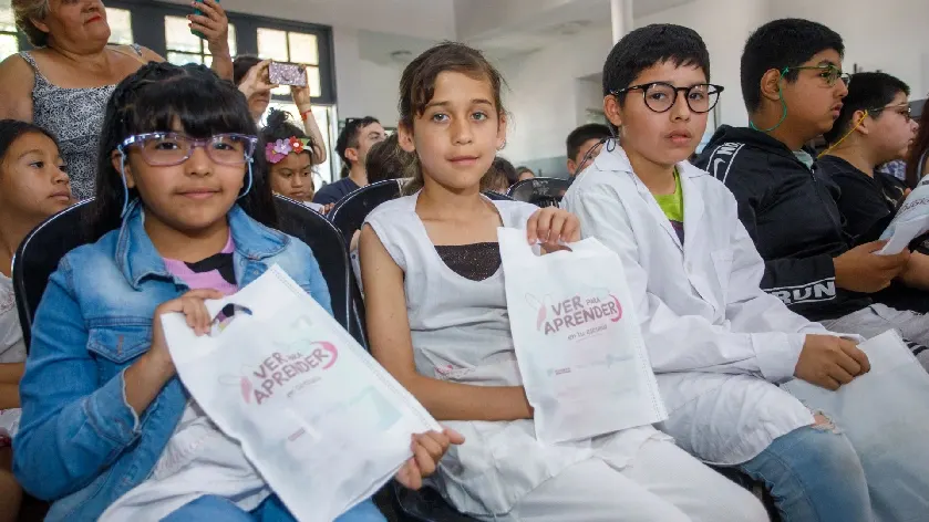 Berazategui: Entregan lentes gratuitos a 60 estudiantes de escuelas primarias