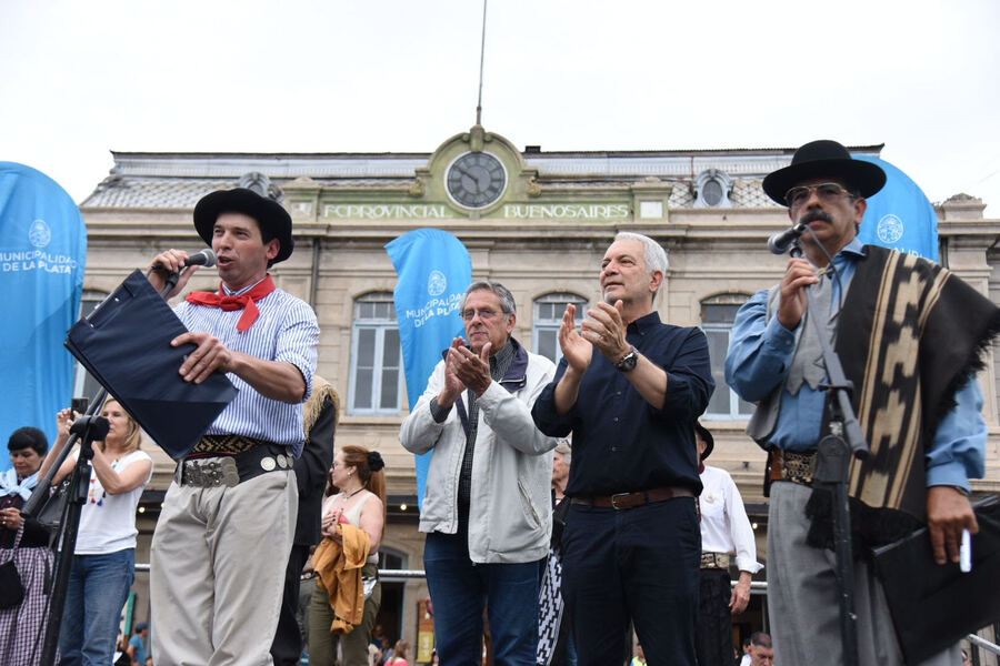 La Plata: La ciudad celebró el Día de la Tradición con un desfile en Meridiano V