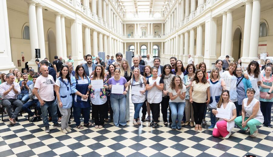 La Plata: Alak y Sileoni entregaron equipamiento para instituciones educativas