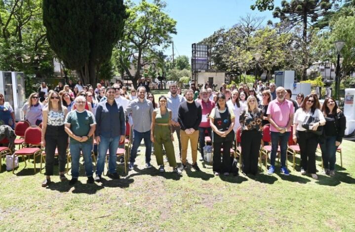 La Provincia entregó equipamiento para comedores en Hipólito Yrigoyen, Quilmes y Colón