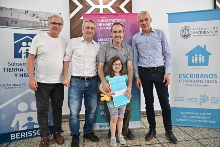 Berisso: Larroque y Cagliardi entregaron escrituras para familias de la ciudad