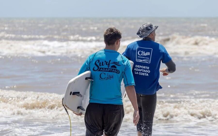 La Costa: En enero comienzan las clases municipales de Surf Adaptado y Recreación en Playa