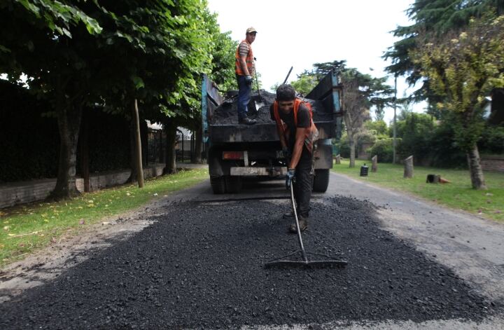 La Plata: Ejecutan tareas de bacheo en más de 80 cuadras de la ciudad