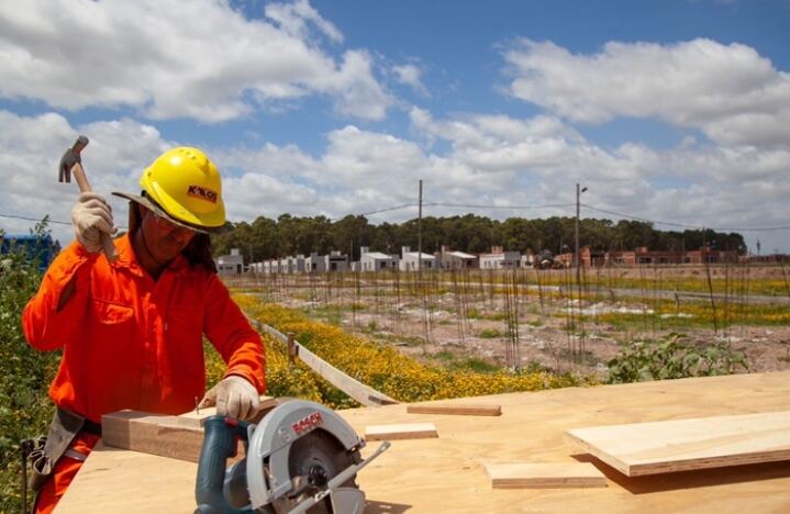 Presidente Perón: Se construyen más de 800 casas en Guernica