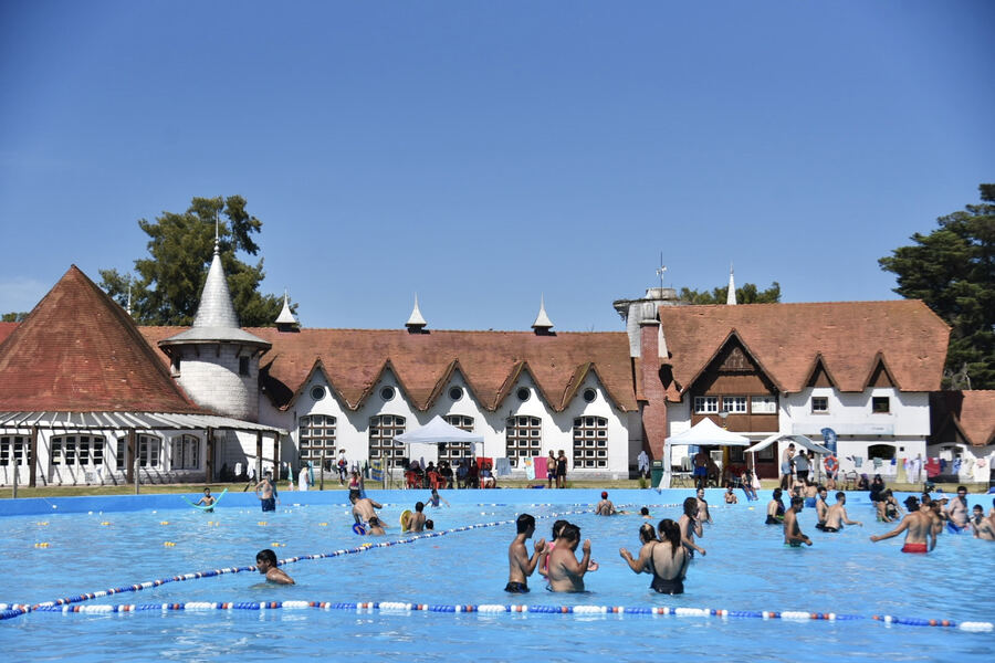 La Plata: Con la participación de unos 2 mil niños, comenzó la colonia municipal de verano en la "Repu"