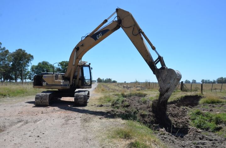 Olavarría: Realizan trabajos de mantenimiento de calles y canales en Hinojo y Sierra Chica