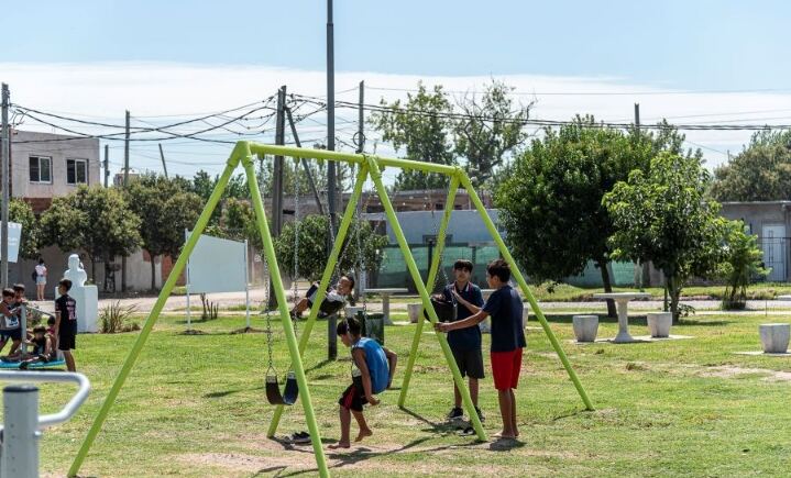 Almirante Brown: Cascallares recorrió una renovada Plaza de Longchamps