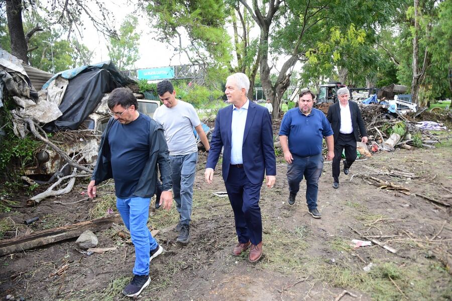 La Plata: El Municipio demolió una construcción irregular que estaba en la bajada de la autopista