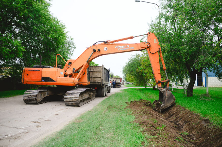 Olavarría: El Municipio y el Parque Indrustrial iniciaron la limpieza de los canales internos en el Sector I