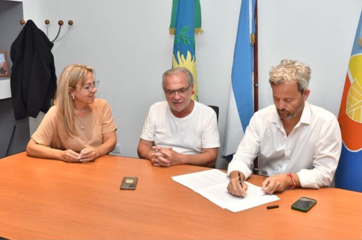 Monte Hermoso: Firman convenios de mejoras habitacionales para los barrios Abraham, Kirchner y Solidaridad