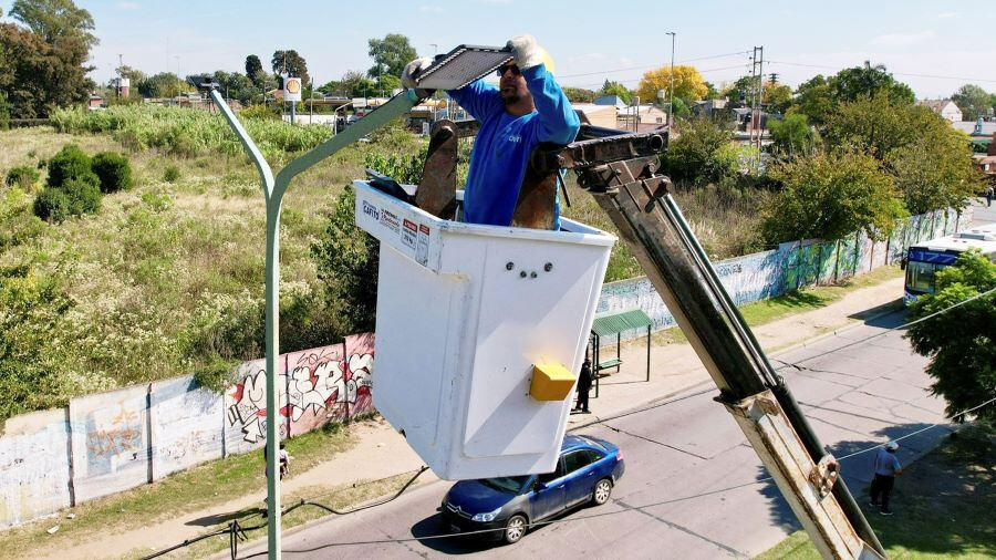 Almirante Brown: Avanza la colocación de nuevas luces LED en el Partido